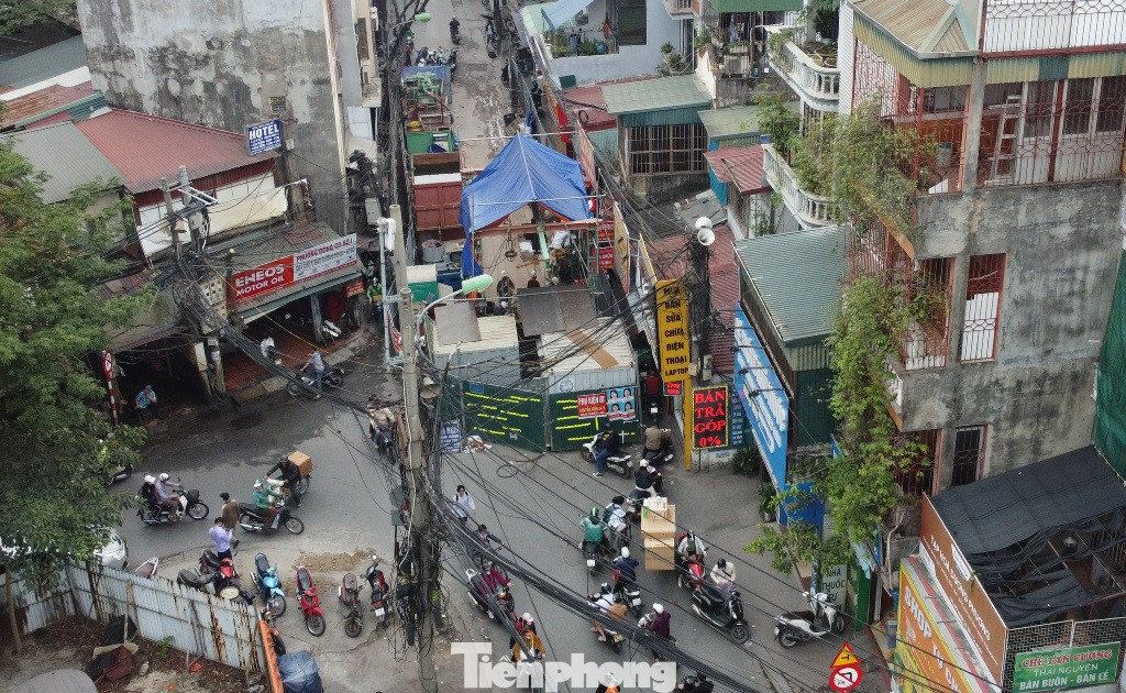 Thông tin với PV Tiền Phong ngày 7/3 về công trường thi công này, lãnh đạo Đội Thanh tra giao thông Nam Từ Liêm, Sở GTVT Hà Nội cho biết, công trường đã dựng hàng rào thi công từ trước tết, nhưng sau Tết thì rào toàn bộ lòng đường; giấy phép rào đường, thi công từng bị hết và vừa được Sở GTVT Hà Nội cấp lại.