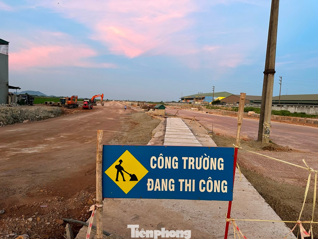 Toàn bộ hiện trường nút giao và đường kết nối đâu đâu cũng hàng rào và biển "Công trường đang thi công".