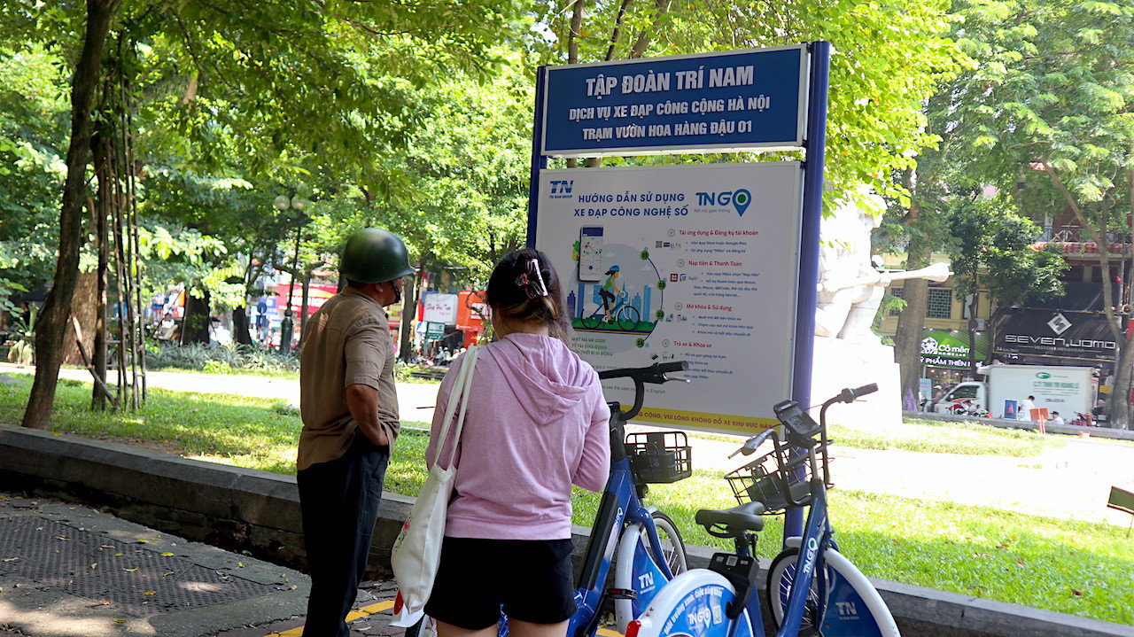 Nhiều người dân đọc thông tin dịch vụ trước khi lựa chọn trải nghiệm dịch vụ. Nhiều người dân đọc thông tin dịch vụ trước khi lựa chọn trải nghiệm dịch vụ.