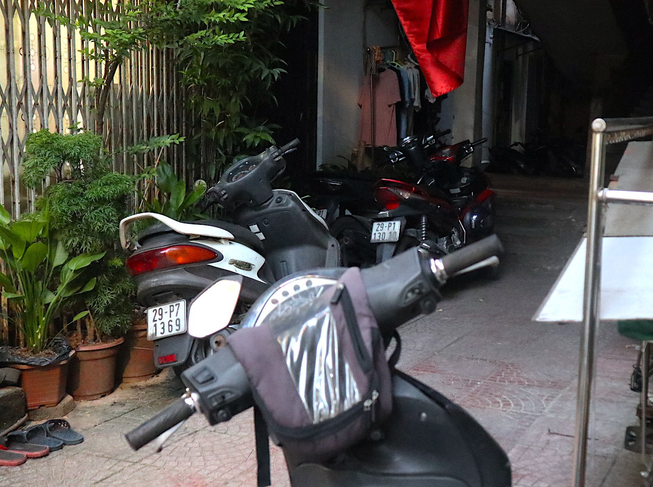 Xe được tận dụng để tại hai bên lối đi của đường ra vào khu tập thể.