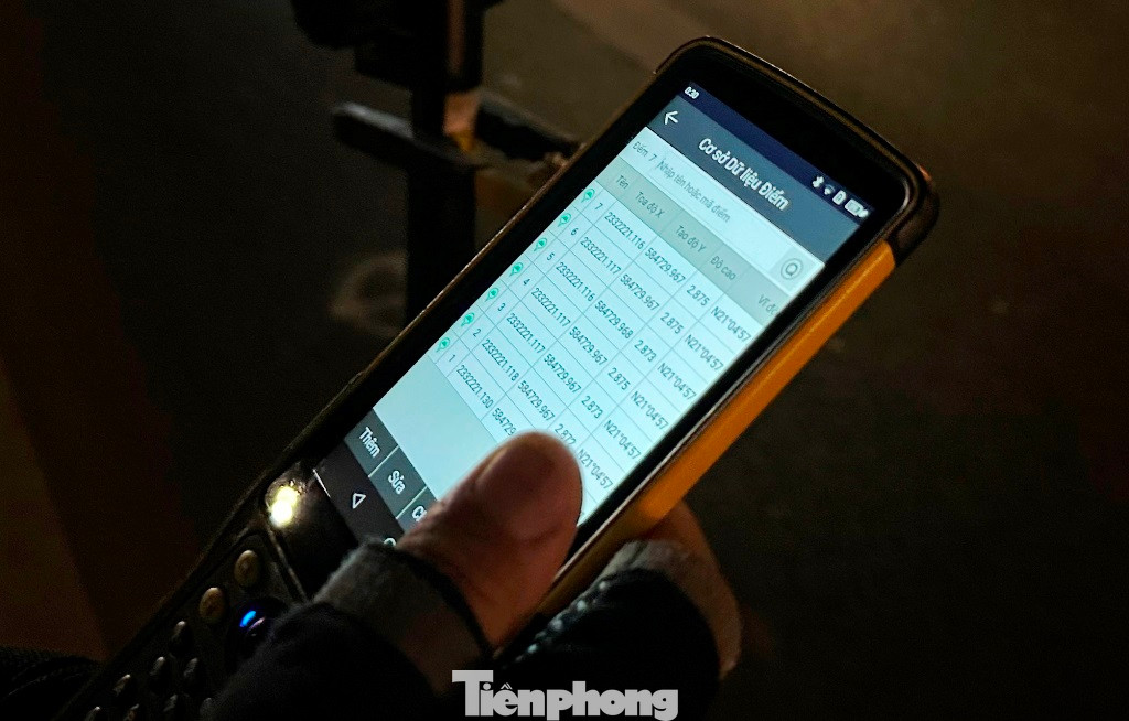 Các thông số về tọa độ, độ cao... của cầu được hệ thống thiết bị điện tử đặt ở mặt cầu đo được trong mấy đêm thử tải khi đoàn xe tải đi qua. Các thông số về tọa độ, độ cao... của cầu được hệ thống thiết bị điện tử đặt ở mặt cầu đo được trong mấy đêm thử tải khi đoàn xe tải đi qua.