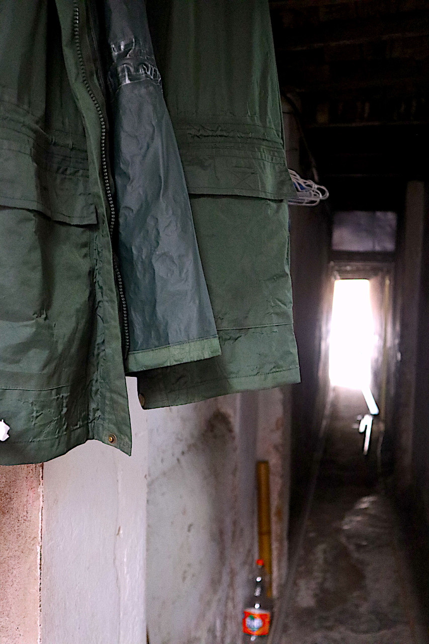 Những con hẻm ra vào trở thành địa đạo ngay trên mặt đất, với những đường cắt ngang xẻ dọc dẫn lên những căn nhà chồng, xếp lên nhau.