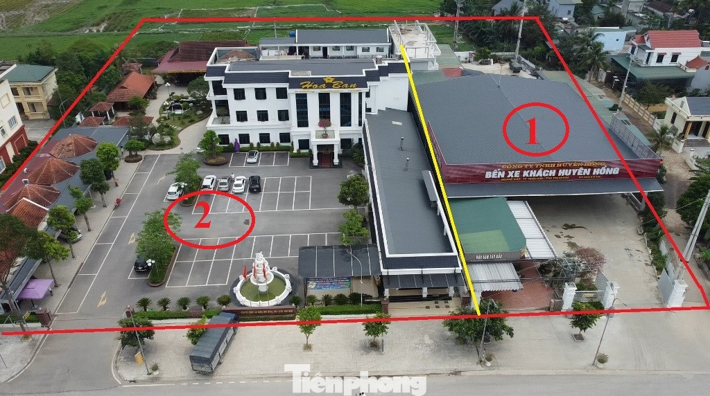 Được biết, trong tổng số 8.858 m2 đất giao cho Cty Huyên Hồng, đến nay diện tích thực tế được Cty xây treo biển làm bến xe (ô số 1) là 3.141 m2 (chiếm 35%); còn lại 5.717 m2 (chiếm hơn 64%) đang bị biến thành nhiều công trình cao và thấp tầng khác nhau (ô số 2).