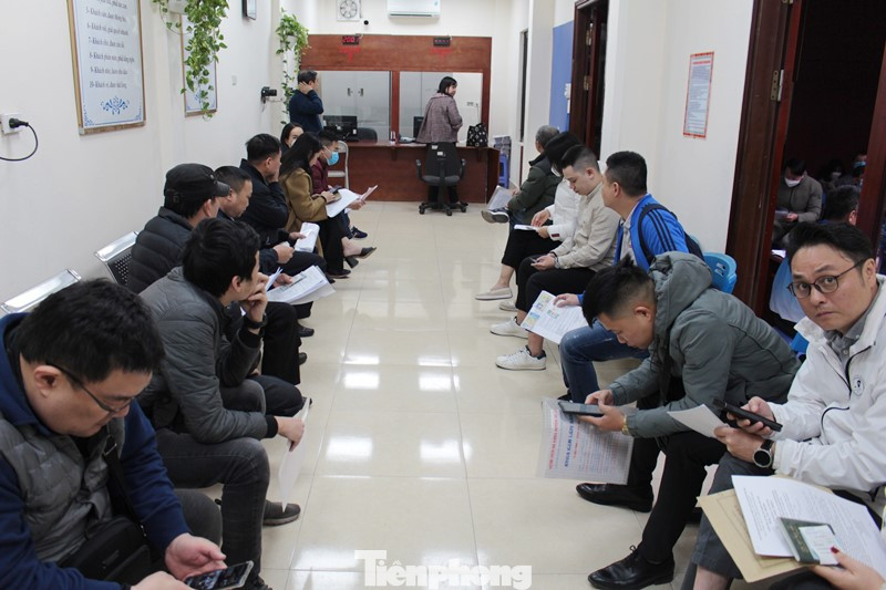 Ông Đào Duy Phong, Phó Giám đốc Sở GTVT Hà Nội cho biết, sau Tết ở hai bộ phận một cửa về cấp, đổi GPLX tại 258 Võ Chí Công và 18 Cao Bá Quát mỗi ngày tiếp nhận khoảng 350 đến 400 trường hợp người dân đến làm thủ tục, nhưng hiện nay con số này đang tăng từ 700 đến 800 trường hợp/ngày. Ông Đào Duy Phong, Phó Giám đốc Sở GTVT Hà Nội cho biết, sau Tết ở hai bộ phận một cửa về cấp, đổi GPLX tại 258 Võ Chí Công và 18 Cao Bá Quát mỗi ngày tiếp nhận khoảng 350 đến 400 trường hợp người dân đến làm thủ tục, nhưng hiện nay con số này đang tăng từ 700 đến 800 trường hợp/ngày.