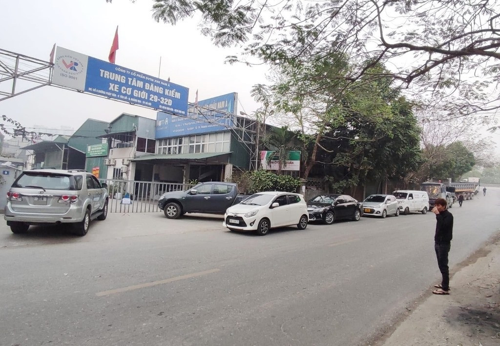 Xe xếp hàng kéo dài chờ đăng kiểm tại Hà Nội. Xe xếp hàng kéo dài chờ đăng kiểm tại Hà Nội.