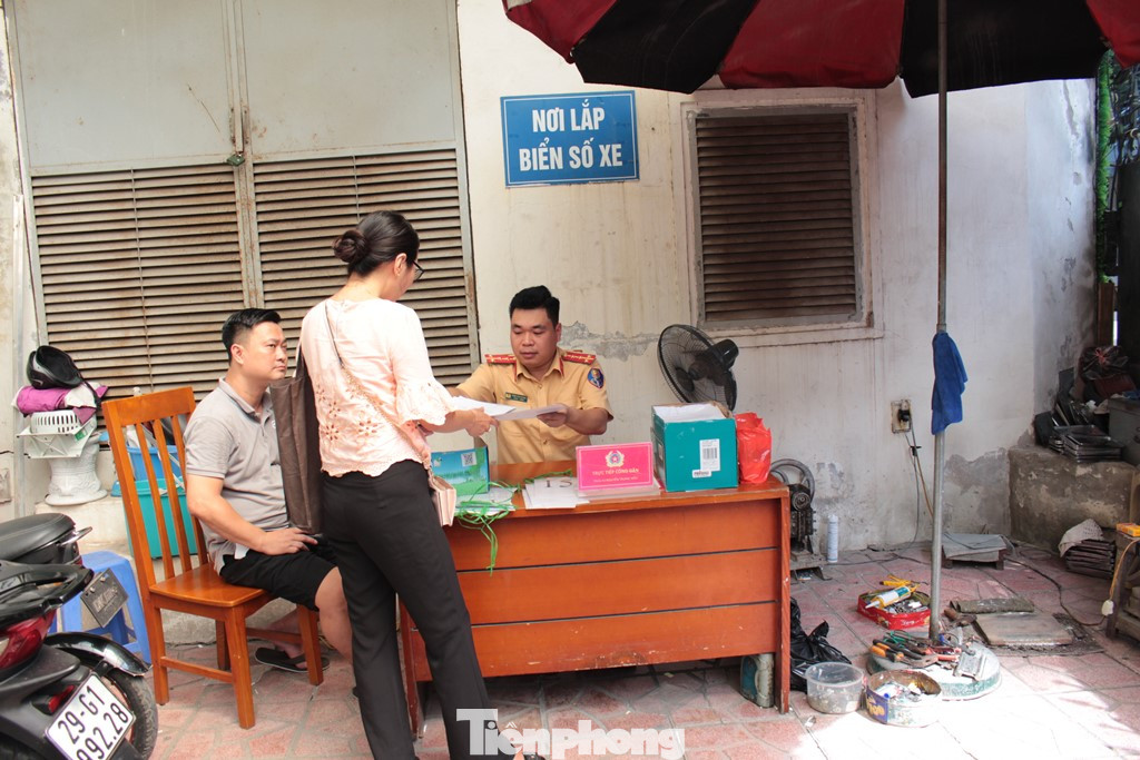 Để giảm quá tải, hiện các Đội CSGT đăng ký xe tại các quận nội thành Hà Nội phải làm thêm ca, thêm giờ, và kê cả bàn ra ngoài sân, cổng ra vào để đón tiếp, phân luồng xử lý công việc từ xa.