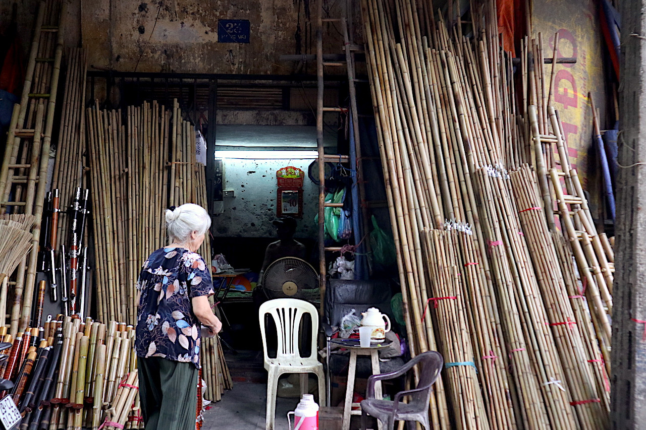 Trái với vẻ hào nhoáng, nhộn nhịp nơi mặt phố phồn hoa của quận trung tâm Hà Nội, lẩn khuất trong phố cổ Hà Nội là nhiều hộ gia đình sống trong cảnh chật chội, ẩm thấp.