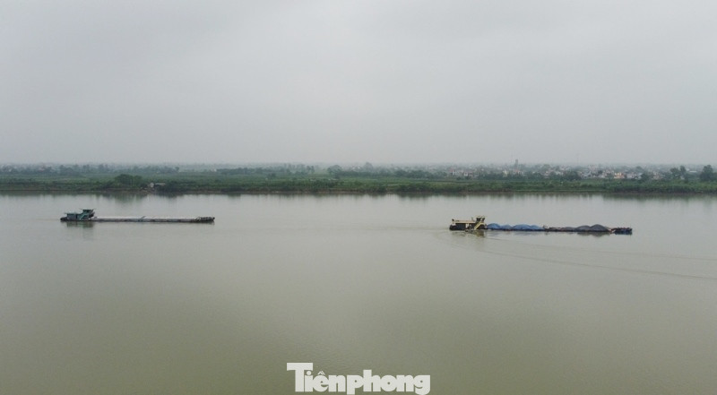 Sông Hồng đoạn qua các tỉnh Hà Nam, Hưng Yên, Nam Định, Thái Bình phóng viên cũng ghi nhận nhiều tàu thuyền chở cát từ hướng Phú Thọ, Hà Nội đi về đây cũng trong tình trạng quá tải. Trên các đoạn sông này đều có các đội Cảnh sát đường thủy làm nhiệm vụ, trong quá trình thực tế, phóng viên cũng ghi nhận một số đoạn có cảnh sát sát đường thủy chạy xuồng máy ra kiểm tra, nhưng sau đó tổ công tác này chưa thể thông tin, cung cấp kết quả và biên bản kiểm tra theo đề nghị của phóng viên (?!).