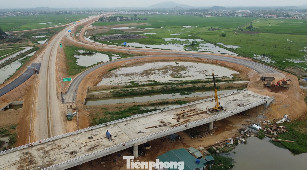 Ghi nhận của phóng viên, hiện tổng thể nút giao đã hiện hình hài, ngoài đường kết nối ra vào cao tốc theo hình hoa thị, dự án đã xây dựng 2 cầu vượt để QL47 chạy từ Triệu Sơn và QL45 chạy từ Đông Sơn đến vượt đường cao tốc, hiện cả hai cầu vượt này đã thi công xong và thông xe.