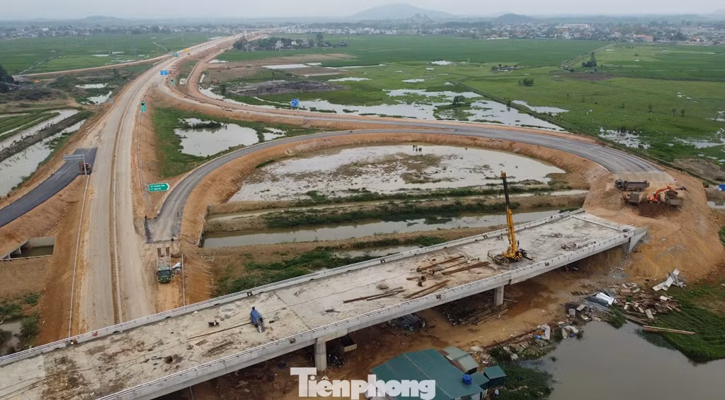 Ghi nhận của phóng viên, hiện tổng thể nút giao đã hiện hình hài, ngoài đường kết nối ra vào cao tốc theo hình hoa thị, dự án đã xây dựng 2 cầu vượt để QL47 chạy từ Triệu Sơn và QL45 chạy từ Đông Sơn đến vượt đường cao tốc, hiện cả hai cầu vượt này đã thi công xong và thông xe.
