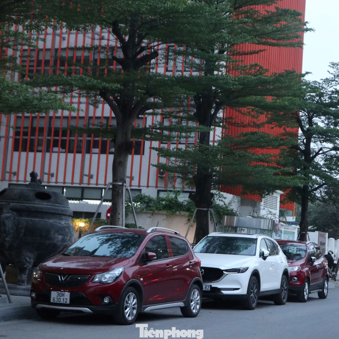 Là khu vực dân cư sinh sống với nhiều tiện ích, việc để xe tràn xuống làm đường mất đi không gian sinh hoạt chung của người dân, đồng thời tiềm ẩn nhiều nguy cơ tai nạn giao thông. Là khu vực dân cư sinh sống với nhiều tiện ích, việc để xe tràn xuống làm đường mất đi không gian sinh hoạt chung của người dân, đồng thời tiềm ẩn nhiều nguy cơ tai nạn giao thông.