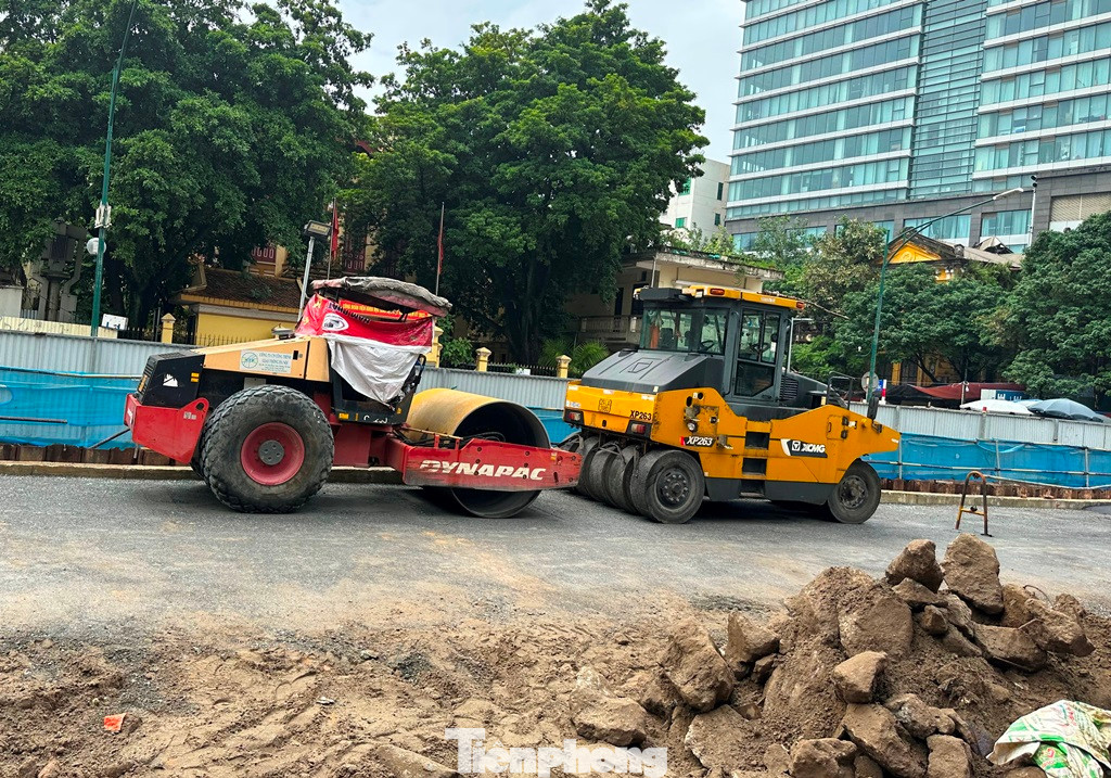 Cụ thể, các đơn vị thi công đang hoàn trả lòng đường bằng việc thảm bê tông nhựa ở phần nửa phía Bắc. Cụ thể, các đơn vị thi công đang hoàn trả lòng đường bằng việc thảm bê tông nhựa ở phần nửa phía Bắc.