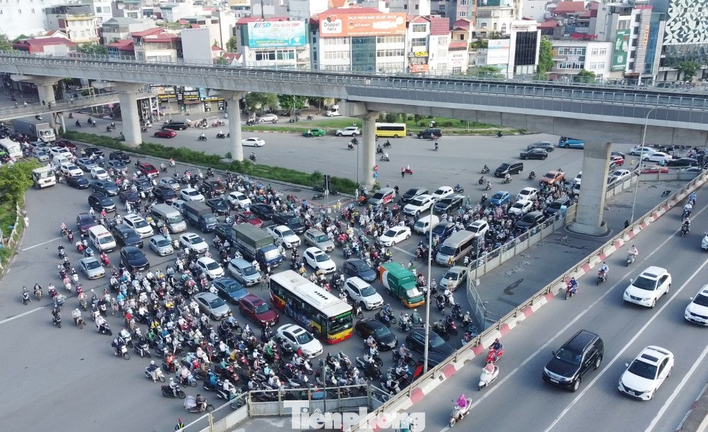 Việc lòng đường nút giao Mai Dịch bị thu hẹp và không hạn chế, cấm được các loại xe tải, xe khách qua nút dẫn đến giao thông sáng 11/7 vẫn ùn tắc kéo dài.