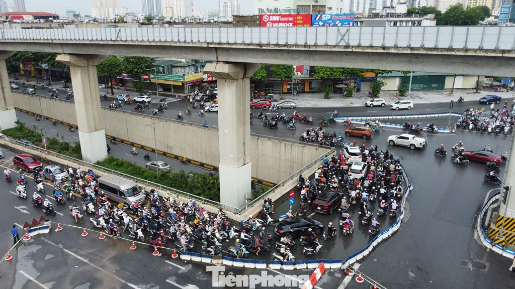 Theo phương án phân luồng của liên ngành, từ 10/6, phương tiện ô tô xe máy đi trên đường Nguyễn Trãi hướng Hà Đông - Ngã Tư Sở không đi qua mặt bằng nút giao, phải đi xuống hầm hoặc vòng sang đường Nguyễn Xiển.
