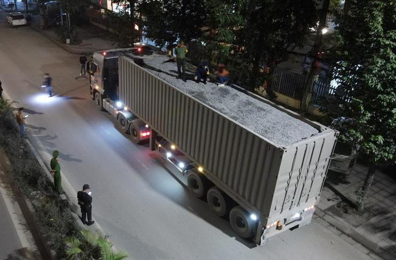 Xe container cắt nóc, chở đầy đá xây dựng được Tổ công tác của Ban Chỉ đạo 197 thành phố Hà Nội xử lý trong các đêm vừa qua. Ảnh: Phạm Công. Xe container cắt nóc, chở đầy đá xây dựng được Tổ công tác của Ban Chỉ đạo 197 thành phố Hà Nội xử lý trong các đêm vừa qua. Ảnh: Phạm Công.