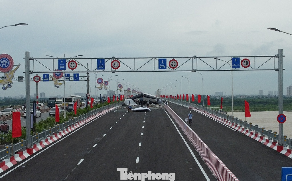 Tốc độ tối đa phương tiện ô tô được phép chạy trên cầu Vĩnh Tuy mới là 60km/h; xe máy tối đa là 40km/h Tốc độ tối đa phương tiện ô tô được phép chạy trên cầu Vĩnh Tuy mới là 60km/h; xe máy tối đa là 40km/h