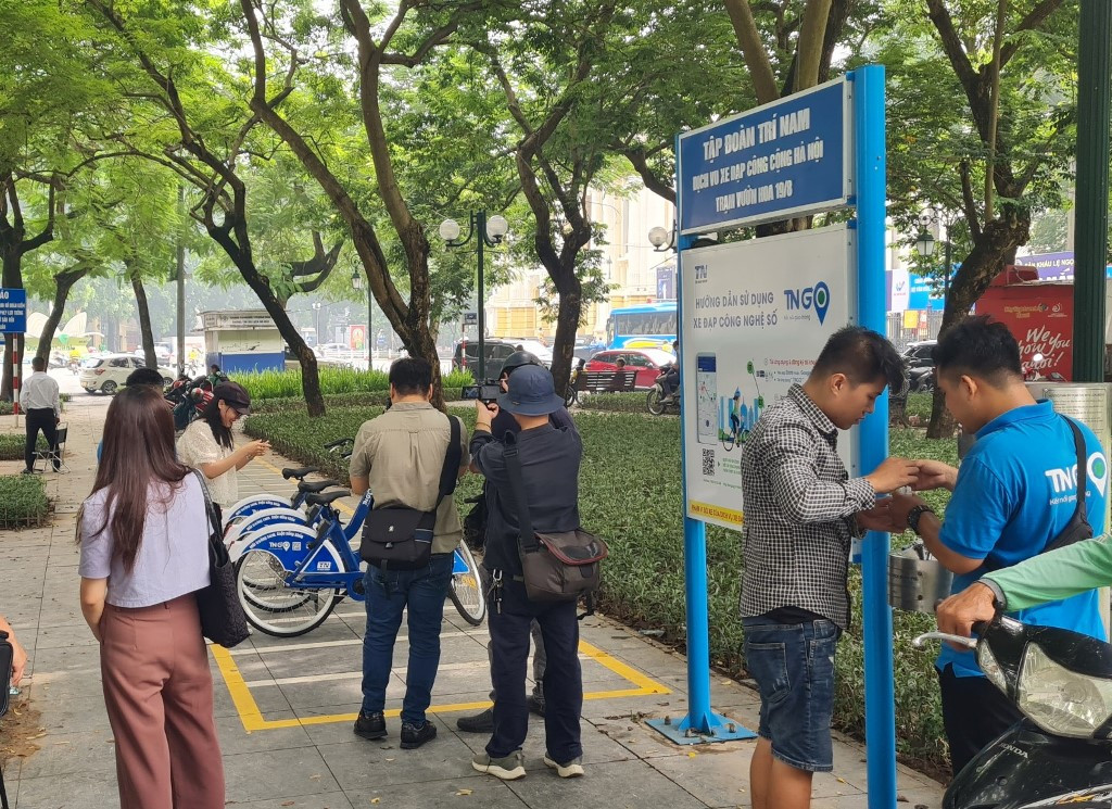 Trong ngày 11/8, có các điểm dừng đỗ như vườn hoa 19/8 (Hoàn Kiếm); Công viên Lê-nin (Ba Đình) xe đạp công cộng Hà Nội xuất hiện để khớp nối kỹ thuật, cho khách tham quan được đi trải nghiệm. Trong ngày 11/8, có các điểm dừng đỗ như vườn hoa 19/8 (Hoàn Kiếm); Công viên Lê-nin (Ba Đình) xe đạp công cộng Hà Nội xuất hiện để khớp nối kỹ thuật, cho khách tham quan được đi trải nghiệm.