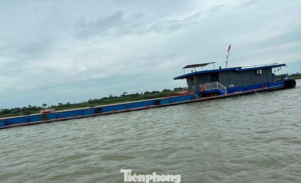 Với tàu NĐ-6868 tổ công tác phát hiện, tàu chở cát ngập mớn nước ghi tải trọng an toàn. Với tàu NĐ-6868 tổ công tác phát hiện, tàu chở cát ngập mớn nước ghi tải trọng an toàn.