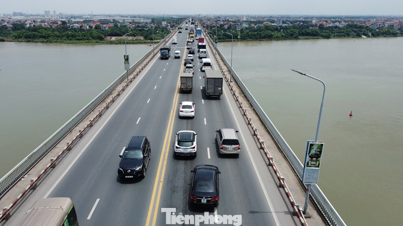 Hiện cầu Thăng Long không hạn chế xe tải đi theo giờ, tuy nhiên nhiều ý kiến cho rằng, xe chở vật liệu, đất cát đi lên cầu cũng như các tuyến đường giao thông cần được kiểm soát. Việc này vừa đảm bảo không gây ô nhiễm, vừa tránh việc xe chở quá tải, gặp sự cố gây ảnh hưởng đến giao thông, đi lại của người dân. Hiện cầu Thăng Long không hạn chế xe tải đi theo giờ, tuy nhiên nhiều ý kiến cho rằng, xe chở vật liệu, đất cát đi lên cầu cũng như các tuyến đường giao thông cần được kiểm soát. Việc này vừa đảm bảo không gây ô nhiễm, vừa tránh việc xe chở quá tải, gặp sự cố gây ảnh hưởng đến giao thông, đi lại của người dân.