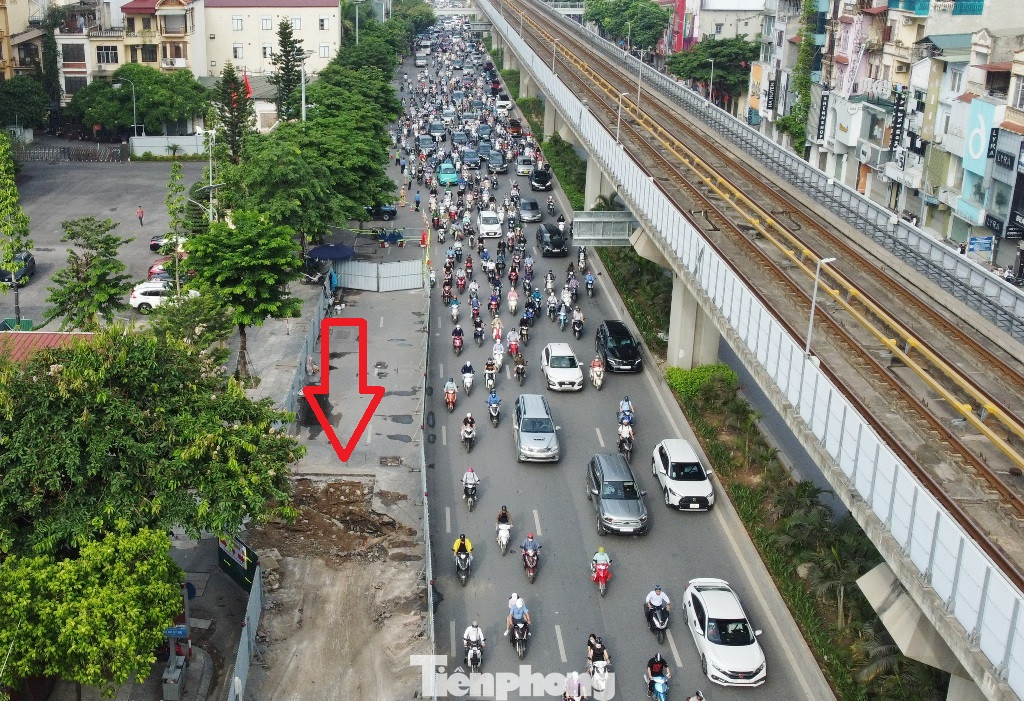 Tuy nhiên, đến nay khi hạ tầng giao thông trên đường Nguyễn Trãi đã gần như hoàn thiện đồng bộ thì dự án lại mới thi công, dẫn đến lại rào, đào đường lên.