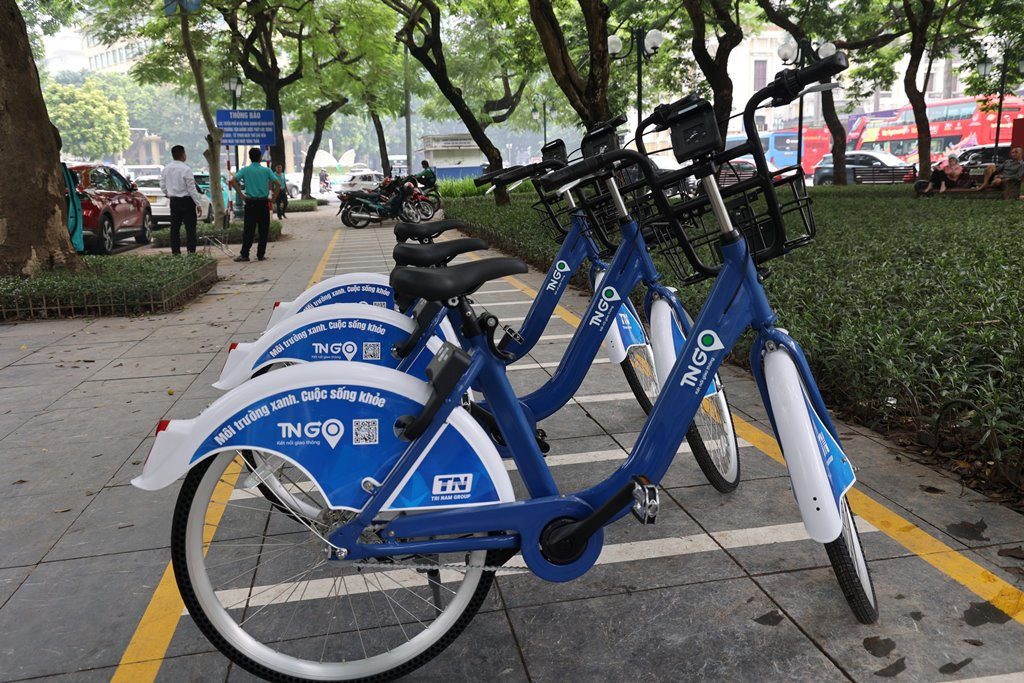 Hiện đơn vị vừa hoàn thành việc nhập khoảng 100 xe đạp (đợt 1) về để triển khai dự án xe đạp công cộng trên địa bàn thành phố Hà Nội. Xe đạp sử dụng loại gắn khóa thông minh, có tính năng định vị GPS, đóng hoặc mở khóa thông qua kết nối mạng 2G, 3G, 4G, bluetooth trên di động. Hiện đơn vị vừa hoàn thành việc nhập khoảng 100 xe đạp (đợt 1) về để triển khai dự án xe đạp công cộng trên địa bàn thành phố Hà Nội. Xe đạp sử dụng loại gắn khóa thông minh, có tính năng định vị GPS, đóng hoặc mở khóa thông qua kết nối mạng 2G, 3G, 4G, bluetooth trên di động.
