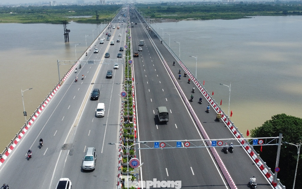 Cầu Vĩnh Tuy được mở rộng gấp đôi, hai chiều đường có kết cấu, mặt cắt và mật độ phương tiện như nhau lại đang có 2 cách cắm biển báo, tổ chức giao thông khác đang khiến dư luận và người tham gia giao thông khó hiểu. Cầu Vĩnh Tuy được mở rộng gấp đôi, hai chiều đường có kết cấu, mặt cắt và mật độ phương tiện như nhau lại đang có 2 cách cắm biển báo, tổ chức giao thông khác đang khiến dư luận và người tham gia giao thông khó hiểu.