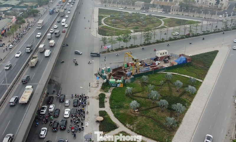 Ngay đầu nút giao của tuyến đường với Vành đai 3 xuất hiện một công trường chiếm nửa lòng đường. Đây là công trường dự án hệ thống xử lý nước thải Yên Xá do Ban QLDA đầu tư xây dựng công trình hạ tầng kỹ thuật và nông nghiệp Hà Nội làm chủ đầu tư.