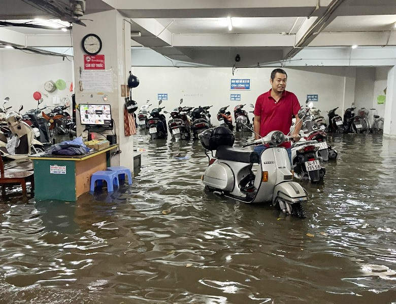 Tại một số chung cư khu vực phái Nam, nước ngập sâu trên đường cũng tràn cả vào hầm để xe.