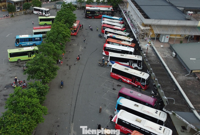 Với lượng xe xuất bến, Cty CP bến xe Hà Nội cho biết, ngày hôm qua các bến xe thành viên đã làm thủ tục xuất bến cho hơn 2.300 xe, tăng gần 1,5 lần so với ngày thường.