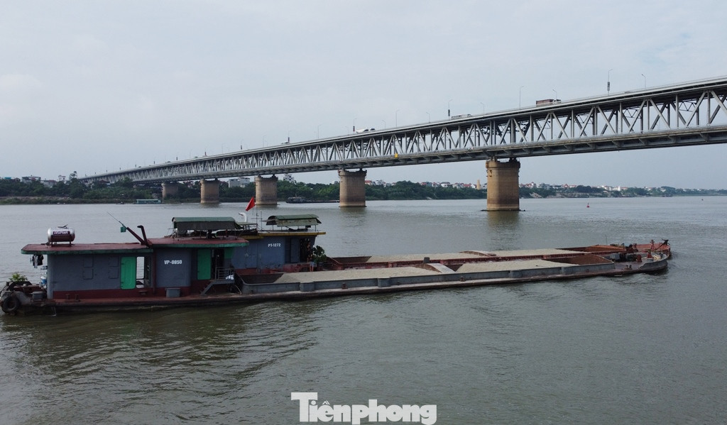 Thậm chí, ngoài chở cát chìm mớm nước tải trọng an toàn, ngày 14/5 hai tàu VP-0850 và PT-1272 khi lưu thông trên sông đua tốc độ, cướp làn để qua gầm cầu Thăng Long trước.