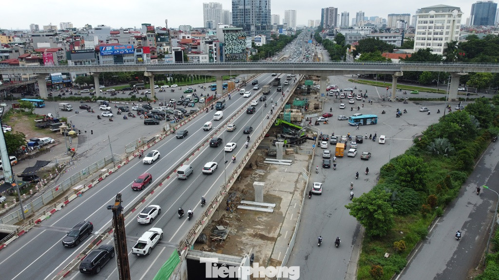 Sau gần 5 tháng rào đường thi công, hiện công trường dự án đã hiện hình hài các trụ cột cầu vượt thép