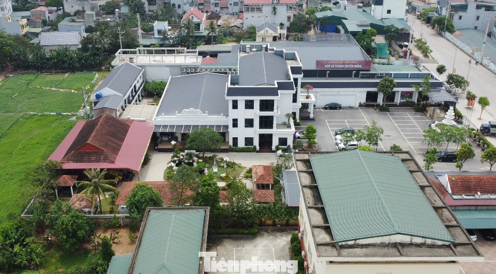 Để phục vụ nhu cầu đi lại của người dân và hoạt động của doanh nghiệp vận tải tại huyện Triệu Sơn và các huyện phía Tây, năm 2010 UBND tỉnh Thanh Hóa đã giao cho Cty TNHH Huyên Hồng (Cty Huyên Hồng) nhiều diện tích đất trồng lúa để chuyển đổi sang làm bến xe khách liên tỉnh.