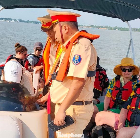 Ngoài phương tiện chở hàng, CSGT đường thủy còn chú trọng kiểm tra phương tiện thủy chở khách.