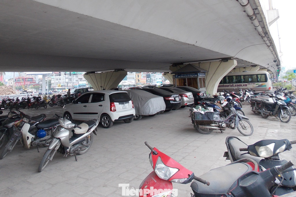 Mặc dù, không có quy định nhưng do sức ép về thiếu bãi đỗ xe, hiện thành phố Hà Nội đã đề nghị các bộ, ngành cho phép trông xe tạm thời ở một số gầm cầu cạn, cầu vượt. Mặc dù, không có quy định nhưng do sức ép về thiếu bãi đỗ xe, hiện thành phố Hà Nội đã đề nghị các bộ, ngành cho phép trông xe tạm thời ở một số gầm cầu cạn, cầu vượt.