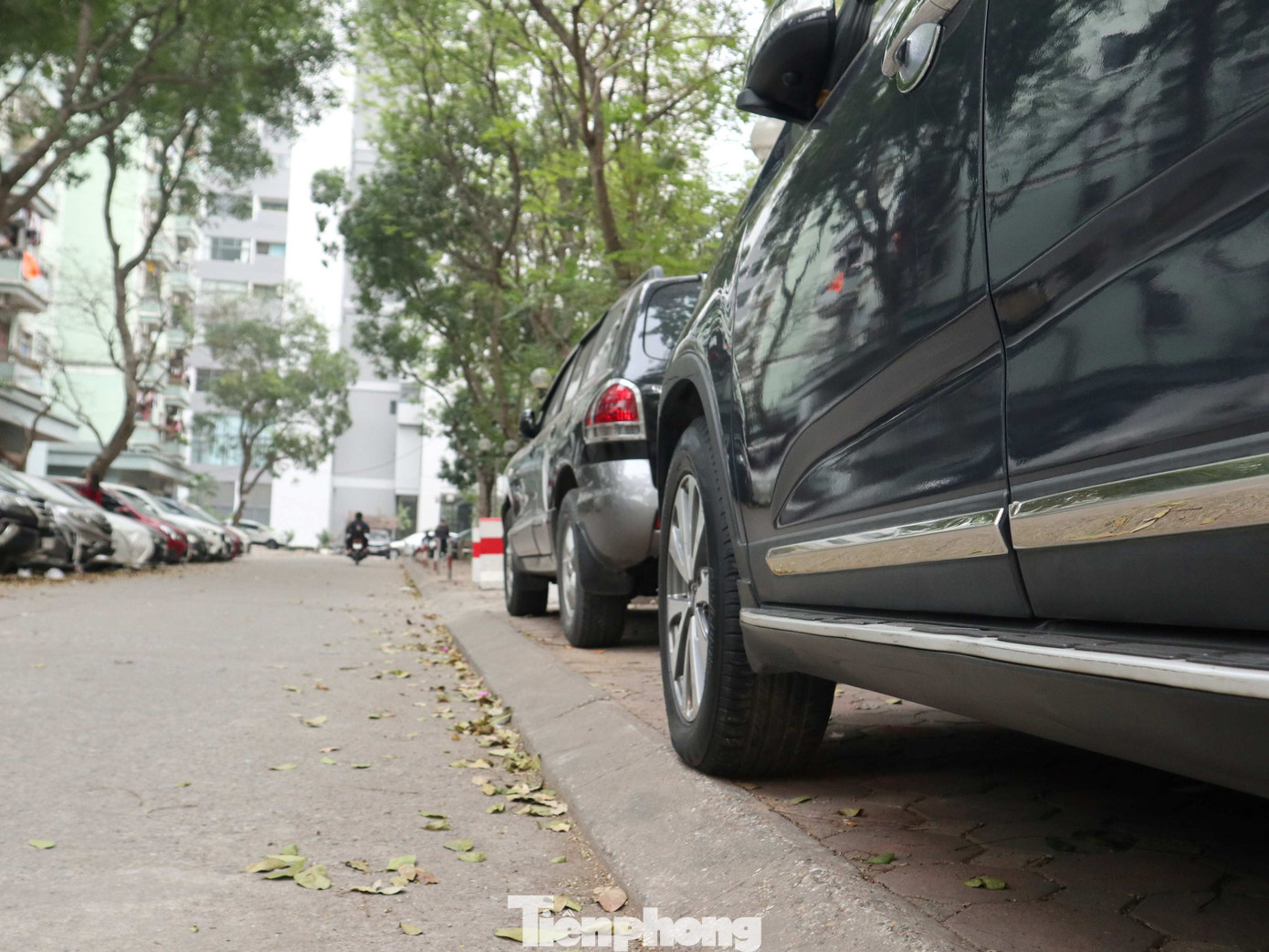 Ghi nhận của phóng viên trong nhiều ngày qua, vỉa hè các tuyến phố ô tô không được phép dừng đỗ, trên nhiều tuyến phố tại quận Hoàn Kiếm, Ba Đình, Hai Bà Trưng, Đống Đa, Hoàng Mai, Tây Hồ, Cầu Giấy… hàng loạt ô tô vẫn dừng đỗ trên vỉa hè. Ghi nhận của phóng viên trong nhiều ngày qua, vỉa hè các tuyến phố ô tô không được phép dừng đỗ, trên nhiều tuyến phố tại quận Hoàn Kiếm, Ba Đình, Hai Bà Trưng, Đống Đa, Hoàng Mai, Tây Hồ, Cầu Giấy… hàng loạt ô tô vẫn dừng đỗ trên vỉa hè.