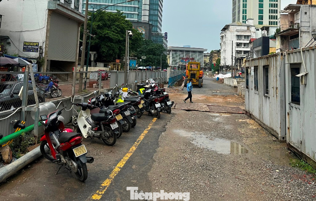 Ban Quản lý đường sắt đô thị Hà Nội (MRB) vừa cho biết, Ban đang triển khai thi công hoàn trả lòng đường Trần Hưng Đạo đoạn từ bệnh viện Tim đến trước ga Hà Nội sau khi thi công xong cơ bản các hạng xây lắp ga ngầm S12. Ban Quản lý đường sắt đô thị Hà Nội (MRB) vừa cho biết, Ban đang triển khai thi công hoàn trả lòng đường Trần Hưng Đạo đoạn từ bệnh viện Tim đến trước ga Hà Nội sau khi thi công xong cơ bản các hạng xây lắp ga ngầm S12.