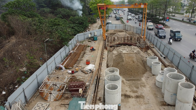 Các công trường sau đó lần lượt chiếm chiều dài khoảng 1 km trên tuyến đường.