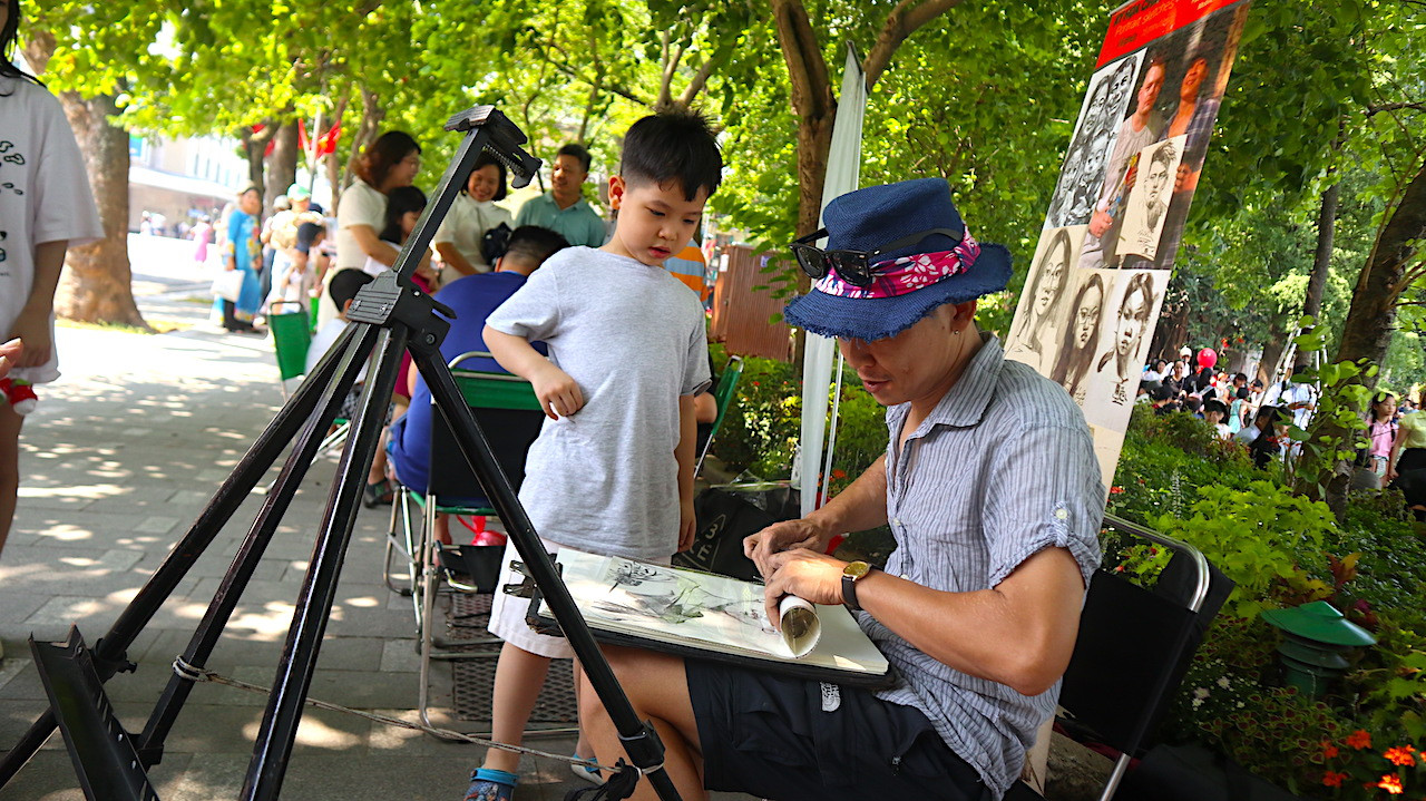 Trái ngược với đa phần người dân vội vã rời Thủ đô để về quê, đi du lịch, vui chơi, không ít người lao động vẫn âm thầm với công việc vốn có của mình.