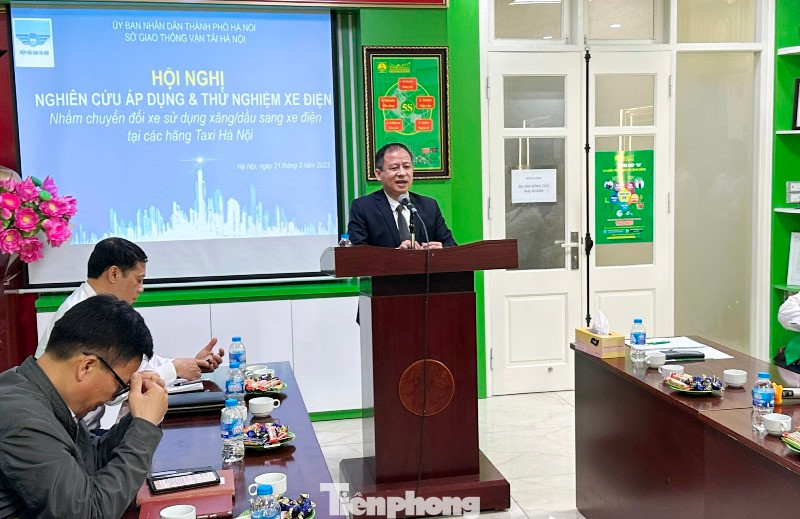 Nguyễn Công Hùng, Chủ tịch Hiệp hội Taxi Hà Nội trao đổi ý kiến tại hội nghị. Ảnh: Trọng Đảng