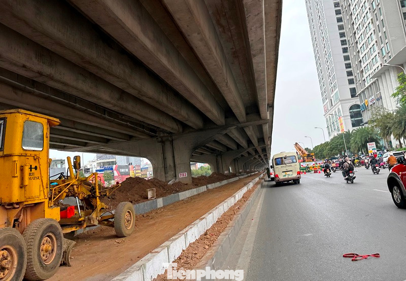 Hiện một số đoạn đã được xén, xúc xong đất ở dải phân cách, máy móc đang tiến hành lu lèn nền đường.