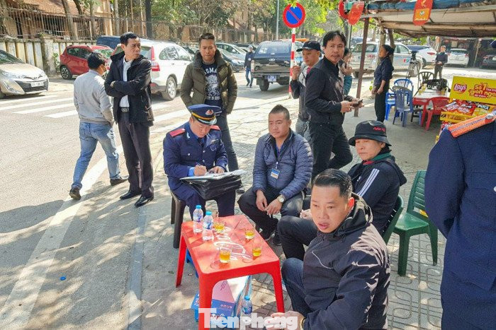 Kiểm tra các điểm trông xe ô tô tại Phủ Tây Hồ tại khu vực phố Đặng Thai Mai, Thanh tra giao thông phát hiện vi phạm và lập biên bản. Kiểm tra các điểm trông xe ô tô tại Phủ Tây Hồ tại khu vực phố Đặng Thai Mai, Thanh tra giao thông phát hiện vi phạm và lập biên bản.