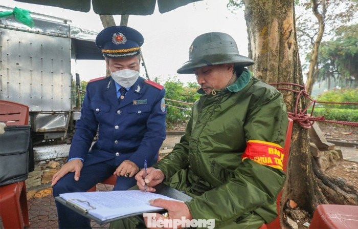 Qua kiểm tra các tổ công tác đã phát hiện, các điểm trông giữ xe đầu năm có hiện tượng lấn chiếm thêm vỉa hè, lòng đường so với diện tích được cấp phép; một số điểm có tình trạng thu quá giá quy định của thành phố. Qua kiểm tra các tổ công tác đã phát hiện, các điểm trông giữ xe đầu năm có hiện tượng lấn chiếm thêm vỉa hè, lòng đường so với diện tích được cấp phép; một số điểm có tình trạng thu quá giá quy định của thành phố.