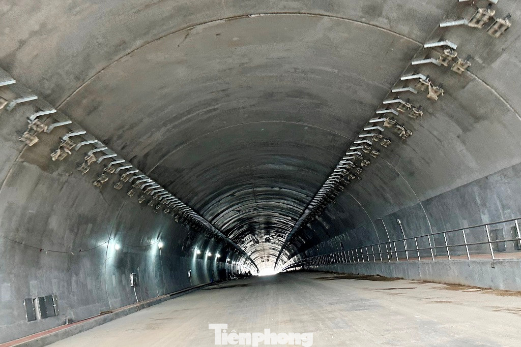 Đến nay, sau gần 2 năm xây dựng theo hình thức khoan đuổi hai bên (Cty CP Tập đoàn Đèo Cả thi công phần hầm phía Bắc; Cty TNHH Tập đoàn Sơn Hải thi công hầm phía Nam) đến nay hầm Trường Vinh đã được đục thông và hiện hình hài. Đến nay, sau gần 2 năm xây dựng theo hình thức khoan đuổi hai bên (Cty CP Tập đoàn Đèo Cả thi công phần hầm phía Bắc; Cty TNHH Tập đoàn Sơn Hải thi công hầm phía Nam) đến nay hầm Trường Vinh đã được đục thông và hiện hình hài.