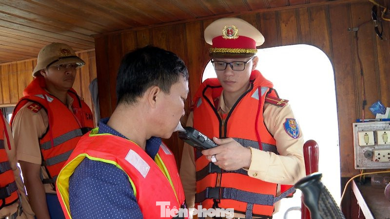 Kết quả xử lý được Thiếu tá Mai Thanh Nam, Đội trưởng Đội CSGT đường thủy, PC08 Thái Bình cho biết, thuyền trưởng Đ.V.S (sinh năm 1984, trú TP Nam Định, tỉnh Nam Định) vi phạm nồng độ cồn vượt mức 0,691mg/l khí thở. Thuyền trưởng Đ.V.S bị xử phạt số tiền 27,5 triệu đồng, tước quyền sử dụng giấy phép lái thuyền 3 tháng.