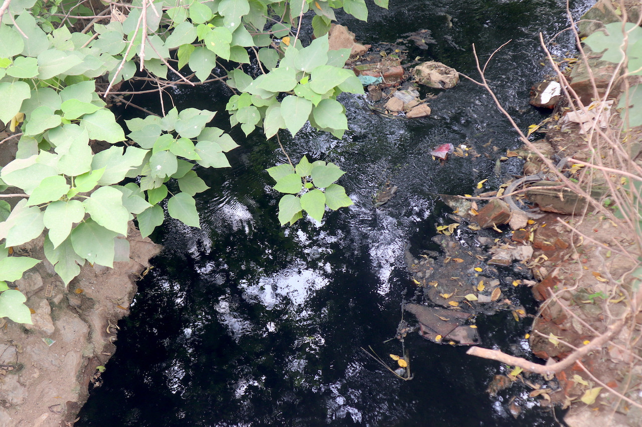 Vụ làm việc chính của người dân thôn Hoà Hợp bắt đầu từ tháng 9 đến tháng 2 năm sau. Dù không phải chính vụ làm việc nhưng tất cả các kênh rạch ô nhiễm với những dòng nước đen kịt.