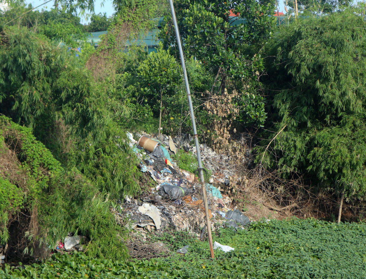 Người dân xả rác vô tội vạ ra sông Đáy (đoạn chảy qua địa bàn xã Dương Liễu, Hoài Đức, Hà Nội) ngoài việc gây ra ô nhiễm môi trường nước, dòng chảy bị cản trở khiến nước thoát rất chậm.