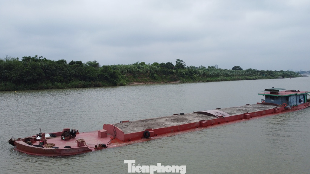 Tuy nhiên, ghi nhận trên sông Hồng và sông Đuống đoạn qua Hà Nội, Bắc Ninh, Hà Nam, Thái Bình, Nam Định thời thời gian vừa qua, PV Tiền Phong thấy rằng nhiều tàu đã chở hàng ngập hết các mớn nước, thậm chí còn để nước ngập lên cả sàn boong như hình ảnh này.