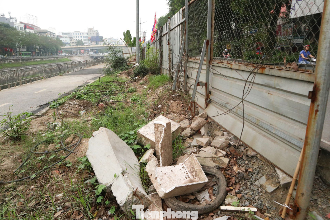 Tuyến đường có tổng chiều dài khoảng 4km với mặt đường rộng 4m được thành phố Hà Nội cấp ngân sách đầu tư, xây dựng với tổng mức đầu tư lên tới 64 tỉ đồng. Tuy nhiên, đến nay tuyến đường đang không được sử dụng đúng mục tiêu đầu tư.