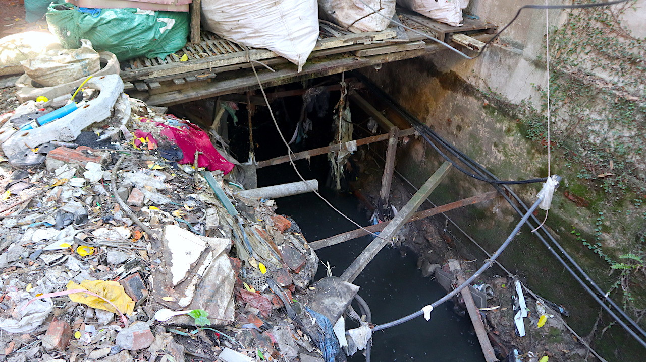 Không chỉ là điều kiện muỗi sinh sôi mà tại đây cũng là môi trường thuận lợi cho chuột phát triển, không chỉ có nguy cơ dẫn tới tình trạng xuất hiện ổ dịch sốt xuất huyết mới mà còn có thể dẫn tới các bệnh về chân tay miệng, đặc biệt ở trẻ em.