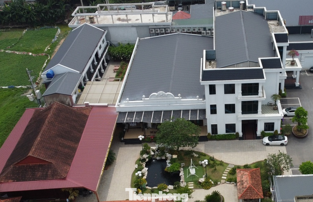 Phía sau tòa nhà Hoa Ban là 2 dãy nhà cao từ 2 đến 3 tầng có chức năng phục vụ nghỉ ngơi, giải trí.